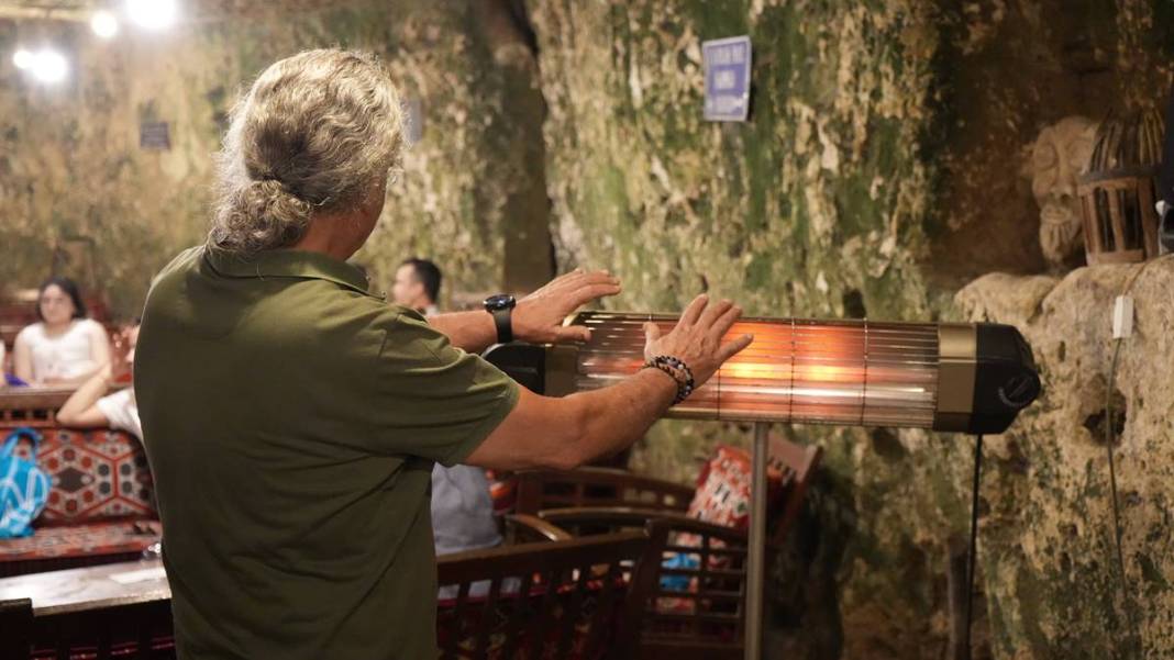 40 derece sıcakta soba yakıyorlar! Kafenin konsepti, görenleri hayrete düşürdü 9